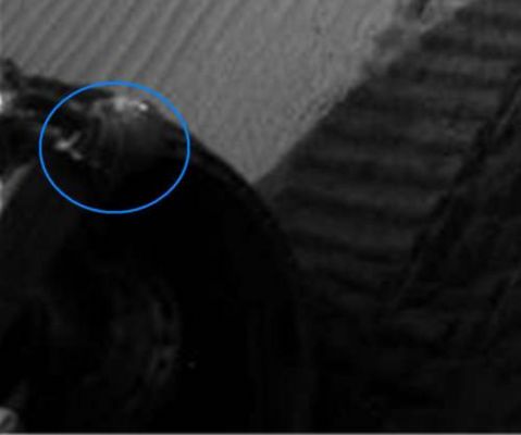 Snails? (1)
C'è qualcosa che striscia e si "arrampica" sul Rover: la vediamo (relativamente) bene in questo frame e molto meglio nel successivo. Ma di che cosa si tratta? 
Forse è un'illusione ottica e ciò che vediamo sono solo delle componenti del Rover stesso riprese usando una messa a fuoco non ottimale? 
O forse sono ancora dei frammenti degli airbag (!) i quali, sospinti dal vento, anzichè sperdersi nel deserto Marziano, si sono impigliati tra i cavi e gli ingranaggi del Rover?
O forse sono davvero delle Singolarità, ossìa delle forme di vita indigene riprese casualmente dalla Front HazCam del Rover?

Noi abbiamo pensato a delle "lumache", ma è ovvio che ognuno di Voi può vedere qualcosa di diverso. 

Una sola cosa, in fondo, sembra certa: ciò che vediamo NON E' "Made in USA"...

Parole chiave: Highly Controversial Image