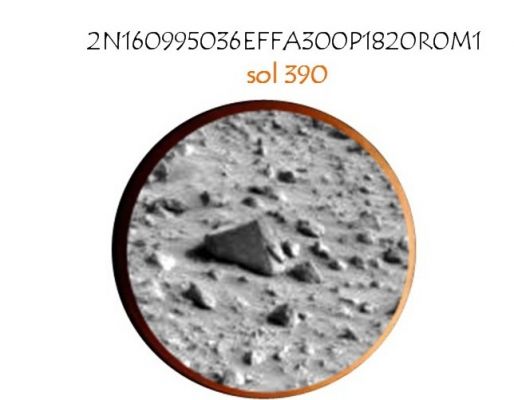 A stone with "eyes"?!?
Un'immagine che ci arriva da Spirit (frame reperito ed ingrandito da parte del Sig. Roberto) la quale mostra una roccia squadrata su cui sembrano "attaccate" altre due rocce più piccole, a guisa di occhi. Noi non sappiamo che cosa ci sia davanti ai nostri occhi: se si tratta di uno "scherzo" della Natura o se questo tipo di pietre sono effettivamente molto comuni per Marte. Ciò che sappiamo è che queste immagini sono genuine (e se un'alterazione c'è stata non si tratta nè di opera del nostro Amico che le ha inviate, nè di opera nostra...) e che quanto esse rappresentano sfugge alla nostra capacità di comprensione e di razionalizzazione.
Ma se Voi avete idee, scriveteci!
Parole chiave: Highly Controversial Image