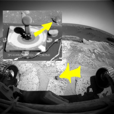 A view from Spirit and Opportunity: one and the same!
Siamo sul bordo del Cratere Endurance e...una piccola pietruzza giace accanto alle ruote del Rover che contempla l'interno del cratere. Nel riquadro in alto, c'è la stessa pietruzza ma...il suolo su cui poggia è diverso. E già: perchè nel riquadro in alto non siamo affatto in compagnia di Opportunity (Meridiani Planum), bensì di Spirit (Gusaev Crater)!!! Si tratta di un Anomalia davvero colossale: la stessa IDENTICA roccia fotografata da due Sonde che sono quasi agli antipodi? Non scherziamo: o la NASA sta - come molti pensano - fabbricando falsi (fatti male) per confondere le idee, oppure quella pietruzza NON E' una pietruzza...
E se non lo fosse, allora, che cosa sarebbe?!?
Parole chiave: Anomalous rock formation - Controversial image
