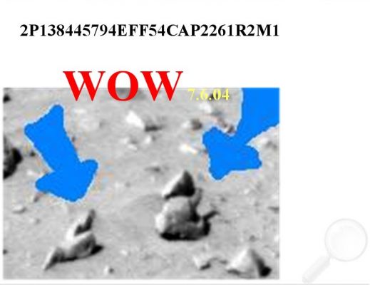 Tentacles?
La forma delle due minuscole rocce riprese da Spirit costituisce già di per sè stessa un motivo di interesse ma, se guardate con attenzione, noterete una specie di "tentacolo" fuoriuscire dalla pietra "bucata" che si trova alla Vostra Dx . 
Un "tentacolo" capace anche di proiettare "ombra" sul suolo di Marte (e l'ombra si vede benissimo).
Si tratta di un semplice ingrandimento, operato dal nostro Amico Roberto, di un frame NASA originale che potete, grazie al seriale riportato, andare a verificare Voi stessi. 

Ma che cosa c'è "al di sotto" della superficie di Marte?
Parole chiave: NASA - Spirit - Controversial Image