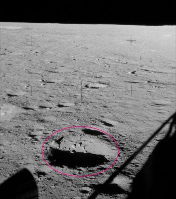 AS 12-48-7025 (HR) - Extremely unusual surface feature
Dall'occhio del nostro bravissimo Ricercatore, il Dr Gianluigi Barca, un nuovo enigma - se volete - o una nuova (ed affascinante) configurazione superficiale anomala: nella Cerchiatura Fucsia, all'interno del piccolo cratere (si direbbe un "hollow" - una depressione non avente natura da impatto, quindi), poco al di sopra del terminatore (la linea che divide l'area in luce da quella in ombra) si vede una serie di 5 rocce le quali, allineate con una sorta di "criterio", sembrano disegnare un piccolo arco. 
Ad essere sinceri, noi riteniamo (tutto sommato) che questo - comunque curioso ed enigmatico - dettaglio superficiale sia comunque opera della Natura. 
Una Natura meravigliosa e bizzarra che, oltre ad affascinare, sembra giocare con le nostre menti e le nostre capacità associative.
Parole chiave: Lunar Surface - unusual rocks' configuration