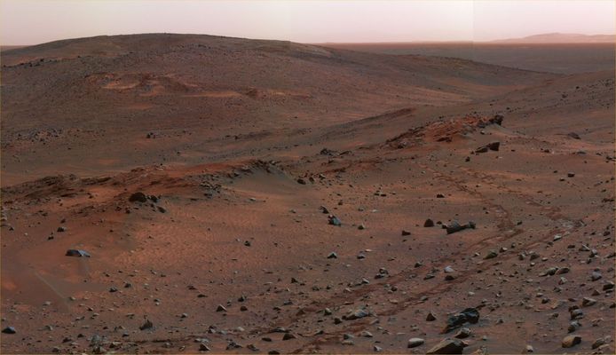 The "True Colors" of Mars (2)
                          QUALI SONO I VERI COLORI DI MARTE?
di Matteo Fagone di www.pianetamarte.net, per Lunar Explorer Italia 

Lontano qualche centinaio di milioni di km dalla Terra, il "Pianeta Rosso" viene (quasi) quotidianamente ripreso ed immortalato da diverse Sonde, sia poste su un’orbita stabile attorno ad esso, sia “in marcia” sul suo suolo. 
Tuttavia, contrariamente alle aspettative di molti appassionati – ed anche, in effetti, di svariati “Addetti ai Lavori” –, gli archivi fotografici “marziani” pullulano di una enorme raccolta....in bianco e nero! Credevamo che i tempi del cinema muto e delle care vecchie pellicole in black&white fosse ormai solo un (gran bel) ricordo ma, almeno alla NASA, sembrerebbe proprio che l'amore per l'obsoleto sopravviva con audacia. 
Parole chiave: Interpretations