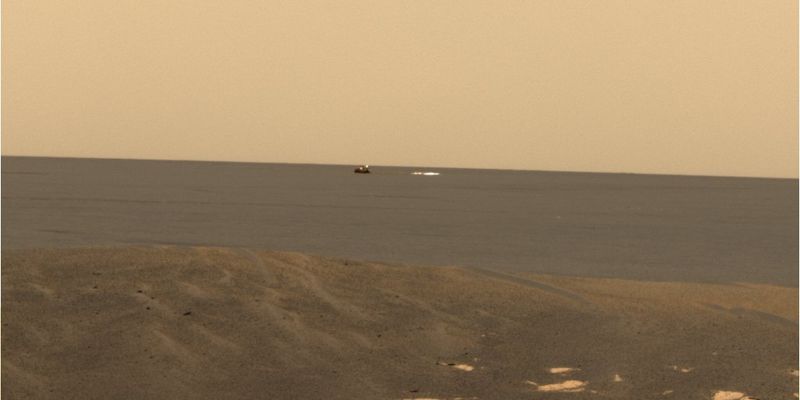 The "True Colors" of Mars (5)
Ma arriviamo nell'anno 1997: e che  cosa accade? Accade che la sonda Pathfinder atterra sul suolo marziano nella regione di Ares Vallis. Iniziano quindi a giungere le prime immagini della superficie, sia in bianco e nero (al Pubblico) e sia, ovviamente, a colori (per lo più per gli Addetti ai Lavori). 
Correggiamoci: anche al Pubblico sono state mostrate un certo numero di frames a colori. (Per intenderci, con il termine " Pubblico" ci riferiamo a tutti coloro che non sono "Scienziati e/o Ricercatori NASA e/od ESA").
Se visitiamo il sito NASA dove "giacciono" tutte le immagini riprese da Pathfinder, non facciamo altro che visionare la documentazione resa accessibile, molto cortesemente, dalla NASA verso "il Pubblico" e cioè…Verso "tutti gli altri" (il Resto del Mondo…). 
A parte questa divagazione, la sostanza della questione era/è che i colori di Marte sono cambiati!
Parole chiave: Interpretations