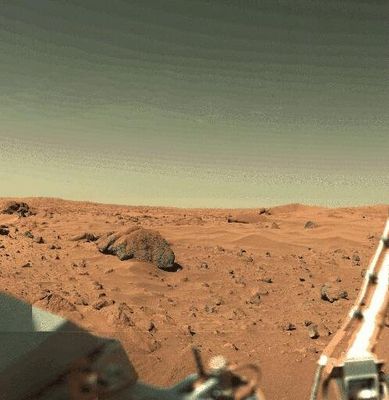 The "True Colors" of Mars (6)
Grazie alle migliori tecnologie impiegate nella realizzazione delle telecamere di bordo, ora apparivano tonalità più vive. Il suolo era, sì, ancora sul rosso, ma un rosso diverso; ora si vedevano anche terreni bruno-giallastri, massi chiari e, in aggiunta naturalmente alle classiche foto dai colori rossicci, emergevano particolari nuovi, diversi forse dalle aspettative. 
E poi il cielo: esso non era più soltanto rosso, ma rosa, giallastro, marroncino, rosato con parvenza di azzurro....Insomma la missione Pathfinder fu nel complesso un vero successo! 
Un successo tale che Marte si trasformò quasi in un personaggio da carnevale, vestito di mille colori e dalle ambigue fattezze. Sarebbe interessante poter interrogare un chimico, un geologo e un meteorologo mostrandogli qualche frame a colori (e in b/n) e quindi domandargli "quale sommaria idea potrebbero offrire queste tipologie di immagini", "che valore scientifico racchiudono" e "in che modo questi variopinti paesaggi migliorano la comprensione del pianeta". 
Probabilmente la risposta non è difficile da intuire. 

Parole chiave: Interpretations