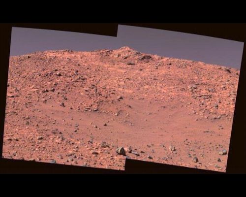 The "True Colors" of Mars (11)
Forse,avranno pensato in tanti, dato che ora disponiamo di tecnologie sofisticate ed  evolute, il problema dei "true colors" verrà risolto e così, finalmente, conosceremo la Verità…Macchè, non è cambiato proprio nulla! Basta consultare l'archivio on line di NASA, JPL e MSSS per ammirare, con comprensibile amarezza, che lo  scenario non è cambiato ed è fatto di innumerevoli e patetiche – spesso –,immagini in bianco e nero. Credeteci, e lo diciamo con dispiacere, tutto questo materiale non dice niente di davvero interessante anzi: alimenta dubbi ed incertezze (e se quello che vediamo e che dovrebbe rappresentare Marte fosse stato costruito ad Hollywood?!?
E che dire delle immagini a colori? Stessa minestra. Ancora una volta troviamo immagini confuse ed incoerenti dove ora il cielo è rosa, poi rosso, poi arancione, marrone, giallastro e azzurro (?!?); il suolo è talvolta a "tinta-unica" ed altre volte è “variegato”. E la situazione non migliora né con i foto-mosaici, né con le immagini ottenute in “almost true colors”.

Parole chiave: Interpretations
