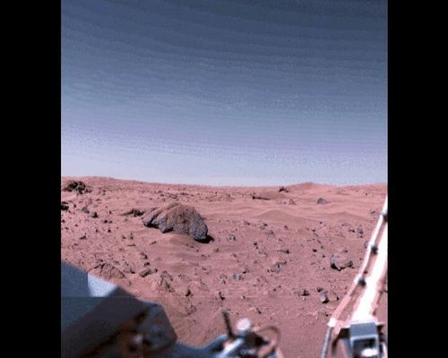 The "True Colors" of Mars (12)
E allora? Che cosa significa tutto questo? Forse che tutto ciò che riguarda Marte è fasullo? No, noi riteniamo di no. 
Alcuni frames crediamo che siano effettivamente in "almost true colors". Ed è grazie a questi frames che abbiamo potuto tentare un delicato trattamento digitale allo scopo di rimuovere il famigerato "filtro rosso" (di fondo) e quindi offrire agli Appassionati una visione di come dovrebbe essere in realtà il paesaggio inquadrato nei tanti frames. 
Ma vogliamo appellarci ancora una volta al cinema fantascientifico. Chi ha avuto modo di vedere "Mission to Mars" avrà certo notato il cambiamento nel modo di interpretare l'aspetto di Marte! Il paesaggio ora è molto più luminoso, più "terrestre" e il cielo…è come il nostro, sebbene visto attraverso un filtro rosso/arancione! Ma veniamo ad un altro punto critico: ricordate, verso la fine del film, la tempesta di vento che trascina con forza gli astronauti? Era un’interpretazione autentica circa la effettiva portata delle tempeste su Marte? Tenete presente che la National Aeronautics and Space Administration (NASA) è stata consulente per quel film ma…qualcosa non quadra!

Parole chiave: Interpretations