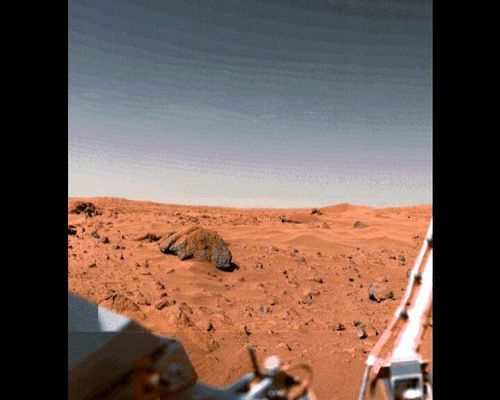 The "True Colors" of Mars (13)
Non quadra poiché, se l'atmosfera marziana fosse davvero così sottile e tenue come ci è stato insegnato a credere, il vento – per forte che possa essere – non riuscirebbe neppure a far “ballare” un pallone abbandonato al suolo.
Figuriamoci un astronauta!...
E allora ci domandiamo – finzione cinematografica a parte – che tipo di “consulenza” la NASA abbia fornito… Insomma: sarà davvero così tenue l'atmosfera di questo pianeta? Avete ben osservato le immagini dove si vede il cielo diurno? Avete notato come è chiaro, brillante e, verso l'alto, non è abbastanza scuro da consentire la visione  delle stelle di giorno? Avete notato anche la foschia che ammanta tutto il paesaggio Marziano? E sarebbero queste le condizioni di un mondo a pressione media di 7 millibar? 

Parole chiave: Interpretations