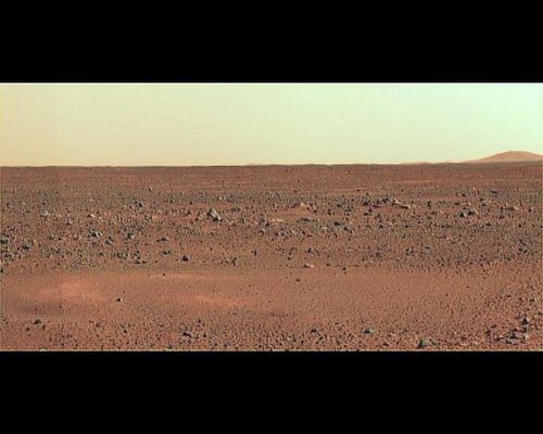 The "True Colors" of Mars (17)
Ed ora, per chiudere, un articolo sui "possibili cieli azzurri di Marte" che ci è stato segnalato da Matteo Fagone e che, di fatto, supporta e chiude la sua interessante prolusione...

Perchè il cielo è blu ?
Annibale D'Ercole
Osservatorio Astronomico - Bologna

Non c’è dubbio che sia stato proprio il bel colore blu ad ispirare Manzoni nella descrizione, nei Promessi Sposi, di “… quel cielo di Lombardia, così bello quando è bello, così splendido, così in pace”.   Ad un fisico, tuttavia, il cielo pone riflessioni più prosaiche: perché il cielo è blu? E perché il Sole, al tramonto, appare rosso?
Com’è noto, la luce visibile di color bianco proveniente dal Sole è composta dalla sovrapposizione di onde elettromagnetiche di diverse lunghezza d’onda che variano dai 380 nm [1 nanometro (nm) = 1 milionesimo di millimetro] della radiazione che percepiamo come violetta, fino ai 720 nm della radiazione che ci appare rossa, passando per il blu, verde, giallo, arancio.
Una volta raggiunta la Terra, un raggio solare interagisce con l’atmosfera. Quest’ultima è composta per il 78% da azoto e per il 21 % da ossigeno. Sono anche presenti argon, acqua (in forma di vapore, goccioline e cristalli di ghiaccio) e particelle solide (polveri, ceneri dai vulcani e sale dal mare).
Gli effetti dell’interazione tra luce ed atmosfera dipendono dalla lunghezza d’onda della radiazione e dalle dimensioni degli oggetti su cui questa incide.
Le particelle di polvere e le goccioline d’acqua sono molto più grandi della lunghezza d’onda della luce visibile: in questo caso la luce viene riflessa in tutte le direzioni allo stesso modo, indipendentemente dalla propria lunghezza d’onda.
Le molecole di gas hanno dimensioni inferiori e la luce si comporta diversamente a seconda della sua lunghezza d’onda. La luce rossa ha una lunghezza d’onda maggiore e tende a “scavalcare” le particelle più piccole senza “vederle”; questa luce, dunque, interagisce molto debolmente con l’atmosfera e prosegue la sua propagazione rettilinea lungo la direzione iniziale. Al contrario, la luce blu ha una lunghezza d’onda inferiore e si “accorge” della presenza delle molecole da cui è infatti riflessa in tutte le direzioni (fu Einstein a dimostrare nel 1911, contrariamente a quanto si credeva in principio, che erano proprio le molecole, e non le polveri in sospensione, la causa della diffusione).

Questa diffusione differenziale dipendente dalla lunghezza d’onda è chiamata, in inglese, Rayleigh scattering (da Lord John Rayleigh, il fisico inglese che per primo la descrisse nella seconda metà dell’Ottocento).
Più precisamente, la quantità di luce diffusa è inversamente proporzionale alla quarta potenza della lunghezza d’onda. Ne consegue che la luce blu è diffusa più di quella rossa di un fattore (700/400)4 ~ 10.

 

Parole chiave: Interpretations