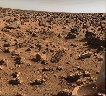 The "True Colors" of Mars (18)
Proprio nel Rayleigh scattering risiede la risposta alle domande che ci siamo posti all’inizio.
Nell’attraversare l’atmosfera, la maggior parte della radiazione di maggior lunghezza d’onda prosegue la sua traiettoria rettilinea. La luce rossa, arancione e gialla viene influenzata solo in minima parte dalla presenza dell’aria. Al contrario, la luce blu è diffusa in tutte le direzioni. In qualunque direzione si osservi, parte di questa luce giunge ai nostri occhi. Il cielo, pertanto, appare blu.
Vicino all’orizzonte il cielo è di un azzurro più chiaro perché la luce, per raggiungerci da questa direzione, deve attraversare più aria e viene diffusa maggiormente; pertanto siamo raggiunti da una minor quantità di luce blu.
Le nuvole e la nebbia ci appaiono bianche perché consistono di particelle più grandi delle lunghezze d’onda della radiazione visibile, e diffondono tutti i colori allo stesso modo. Tuttavia, in particolari condizioni, è possibile che in aria si trovino in sospensione particelle più piccole.

Alcune montagne sono famose per le loro foschie blu (ad es. a Les Vosges in Francia). In questo caso gli aerosol di terpene rilasciati dalla vegetazione reagiscono con l’ozono dell’atmosfera formando particelle di circa 200 nm adatte a diffondere la luce blu.
A volte, l’incendio di una foresta o un’eruzione vulcanica possono riempire l’atmosfera con particelle delle dimensioni di 500-800 nm. Queste particelle sono pertanto in grado di diffondere la luce rossa, provocando un effetto opposto a quello usuale. In questo caso è la luce rossa ad essere diffusa via dal raggio incidente e questo provoca, in alcuni casi, una colorazione blu della Luna. Questo è un effetto che accade assai di rado e nella lingua inglese è preso ad esempio di evento raro (once in a blue moon, una volta ogni luna blu; l’analogo del nostro “una volta ogni morte di papa”).


Parole chiave: Interpretations