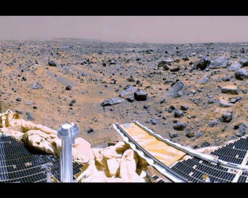 The "True Colors" of Mars (19)
Se fossimo sulla Luna, a causa dell’assenza di atmosfera (e della diffusione ad essa connessa), il cielo apparirebbe nero e il Sole sarebbe bianco. Sulla Terra, invece, in conseguenza del Rayleigh scattering, parte della componente blu è rimossa dai raggi diretti del Sole che pertanto ci appare giallo. Questo effetto è amplificato al tramonto, quando il Sole è vicino all’orizzonte. I raggi solari diretti attraversano uno strato maggiore di atmosfera e vengono maggiormente impoveriti della componente blu. Il Sole, dunque, diventa sempre più rosso man mano che il tramonto procede.
Le immagini inviateci dalle sonde Viking nel 1977 e Pathfinder nel 1997 hanno mostrato che il cielo visto da Marte appare rosso. Questo è dovuto alla polvere ricca di ossido di ferro (che appare rosso), sollevata durante le bufere che si verificano di tanto in tanto sul pianeta rosso (come viene appunto soprannominato Marte). Il colore del cielo marziano dipende dunque dalle condizioni atmosferiche. Esso è blu in assenza di bufere recenti, ma risulta comunque più scuro di quello terrestre a causa della minore quantità di atmosfera. 


Parole chiave: Interpretations