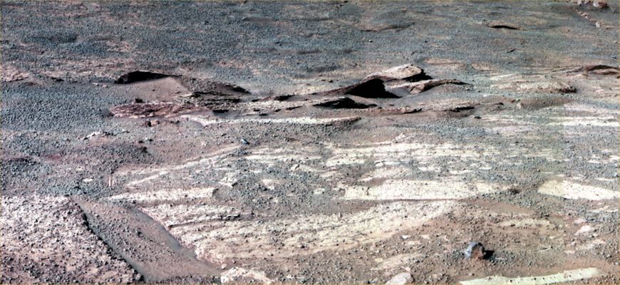 The "True Colors" of Mars (20)
Ed ora, per "chiudere" (si fa per dire...) questa panoramica in video e parole sui "Colori Veri" di Marte, ecco il prezioso contributo del Dr Feltri:"...Fermo restando che quanto scritto da Annibale d'Ercole è sostanzialmente esatto riguardo alle varie lunghezza d'onda del visibile, non lo è (ma non per colpa sua) nell'affermazione secondo cui su Marte vi sarebbero spesso tempeste o comunque vortici di sabbia e questo causerebbe la colorazione rossastra dell'atmosfera (tesi NASA). Di queste periodiche perturbazioni sabbiose non c'è alcuna traccia. In 2 anni di Rovers si sono visti solo dei piccoli "Dust Devils", la cui autenticità è pari sì e no a quella di una banconota da 55 Euro.
Il mito del Pianeta Rosso nasce da quanto affermato a suo tempo dalla NASA in occasione delle immagini Mariner. Per diversi mesi dopo l'arrivo della sonda, le foto non furono diffuse con la giustificazione ufficiale che era in atto sul Pianeta una gigantesca tempesta di sabbia. Ora, per chi conosce il metodo NASA di simulare..."
Parole chiave: Mars rocks, sand and debris