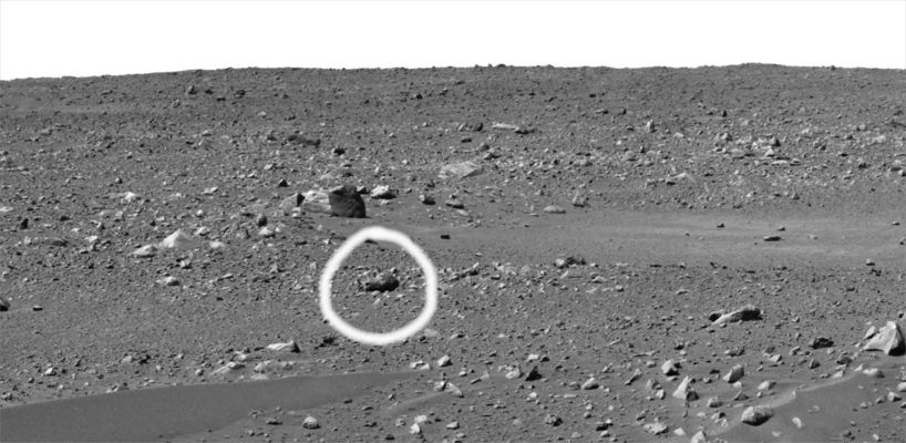 Skull-Rock: pseudo-rock or pseudo-fossil? (2) - from Sol 44
Tutto ciò premesso, noi – come Gruppo di Ricercatori Indipendenti – siamo dell’idea che debba essere comunque riconosciuto uno spazio di attenzione a coloro che hanno (come gli Amici Matteo Fagone, Fabio Italiano e così tanti altri che ci hanno scritto e che cerchiamo di menzionare ogni qual volta ne abbiamo l’occasione) qualcosa di realmente interessante e di plausibile da dire e/o da mostrare.

Le opinioni, sebbene ora più ed ora meno sostanziate (ergo ora più ed ora meno condivisibili), nel momento in cui vengono espresse con intelligenza, sensibilità, logica, coerenza ed educazione – come lo sono quelle che pubblichiamo – sono tutte (e sempre) meritevoli di considerazione e di rispetto: poi si potrà discutere per qualche secolo sulla loro intrinseca attendibilità/validità scientifica, ma comunque vanno rispettate.

“Ma così contribuite anche voi di Lunar Explorer”, qualcuno potrà dire, “a “generare sovrainformazione e cioè, in ultima analisi, caos”!

Certo, è possibile. 
E’ possibile perché noi non sappiamo quale sia né dove si trovi la Verità e quindi vogliamo e dobbiamo dare spazio a diverse teorie. 
Così operando generiamo caos? Può darsi, ma una cosa è certa: il caos che possiamo produrre noi è, se non altro, il risultato di un’azione svolta in Buona Fede…

Bene: crediamo che questo “cappello” sia sufficiente per introdurre il Lavoro di Fabio Italiano. Un Lavoro, ribadiamo, interessante e controverso, che dovrebbe servire a tutti come “spunto di riflessione”: certezze non ne abbiamo, così come non abbiamo aprioristiche preclusioni o scetticismi.

Abbiamo indizi – forse ne abbiamo anche troppi… – e quindi lavoriamo con quelli. 
Per il resto…Staremo a vedere!

Parole chiave: Controversial Mars' Surface Features