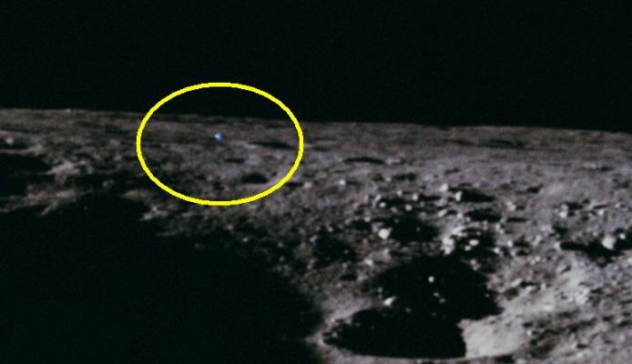 AS 12-46-6746 - True Blue!
Un dettaglio davvero incredibile che accede ad un fotogramma che non esitiamo a definire eccezionale: grazie al Lavoro dell'ottimo Dr Gianluigi Barca, ecco che possiamo mostrarVi un qualcosa di "alieno", a tutti gli effetti. Che non si tratti di un photoartifact è un dato evidente anche senza fare ricorso a particolari strumentazioni e software; tuttavia, per coloro che volessero fare delle verifiche personali e non avessero le attrezzature adatte alla bisogna, suggeriamo di notare un dettaglio (tanto piccolo, quanto intrigante): la "sfera blu" - che probabilmente è una probe - è parzialmente coperta da una roccia di modeste dimensioni. 
Che dite: sarà una tecnica di avvicinamento agli Astronauti o un tentativo di nascondersi? 
Per la cronaca, una sfera simile - anch'essa di colore azzurrino - venne vista e filmata in Inghilterra, qualche anno fa, mentre si aggirava, rapida e silenziosa, volando a pochi centimentri di altezza, su un'area coltivata a granturco.

Affascinante, non credete?!?
Parole chiave: Controversial Frame