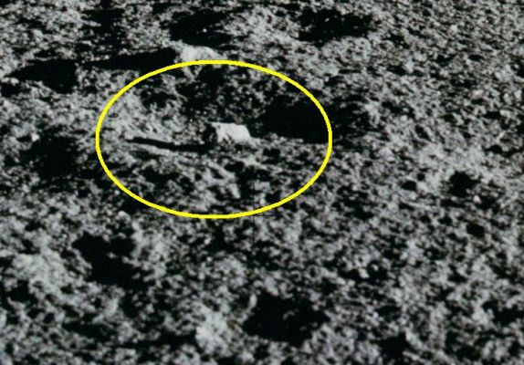 AS 12-46-6801 - The closer you look, the more you see: the "Tin-Can"?
Che cosa vedete nella Cerchiatura Gialla? Una roccia dalla forma curiosa? O magari una lattina - o una bottiglia - dopo che sono passate attraverso il calore del fuoco?
O forse - e più probabilmente - un contenitore in plastica che gli Astronauti hanno "buttato via"? Già, ma chi è così poco furbo da fotografare la propria immondizia (ancorchè "lunare")?

E' un'illusione ottica, o meglio: è un oggetto senza alcuna importanza che assurge agli onori della cronaca a causa di un gioco di luci e d'ombre? O è la testimonianza (l'ennesima) di un qualcosa di NON Terrestre che già da tempo giaceva sulla Luna?

Che cosa stiamo guardando?

Caption NASA originale:"116:57:52 MT - Rightward of 6800. View to the North".
Parole chiave: Controversial Frame
