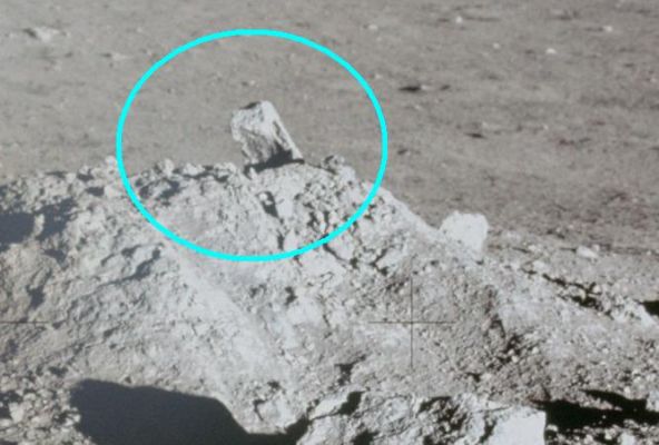 AS 12-46-6822 - The closer you look, the more you see: some sort of a "Milestone"?
Che cosa c'è sulla sommità del Lunar Mound più famoso delle Missioni Apollo?
Si tratta di una formazione geologica naturale al 100%? Si tratta di un qualcosa di "piantato" sul tumulo, per distinguerlo e farlo spiccare dal resto della superficie della Luna?
E' il "segno" di un qualcosa di "fatto-a-mano"?

Che cosa stiamo guardando? (e la NASA, come potete leggere Voi stessi, si guarda bene dall'esserci di aiuto...)

Caption NASA originale:"118:00:46 MT - Pete Conrad took this photograph from just south of the small mound which, as can be seen in Al's (Bean) magnetometer documentation photo AS12-47-6921, is north of the Central Station".
Parole chiave: Controversial Frame