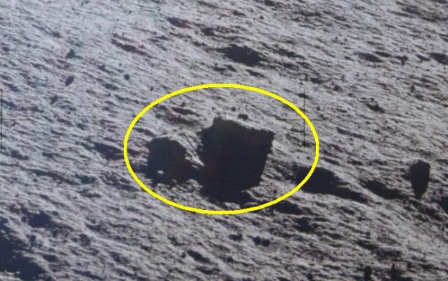 AS 12-46-6774 (HR) - Lunar Cube
Lo abbiamo già fatto in passato, ma mai abbiamo provato a proporre un lavoro articolato come quello che adesso stiamo provando ad iniziare.
E' con questo frame Apollo 12, infatti (un frame selezionato assieme a tantissimi altri dal nostro Ricercatore Esterno, Dr Gianluigi Barca),. che cercheremo di gettare un pizzico di luce (e, speriamo, di interesse) su una serie di "cose strane" che vennero immortalate durante gli Apollo Days. 
Rocce lunari bizzarre, luci colorate nel cielo lunare, photoartifacts e vere e proprie Anomalìe sono l'oggetto di questa piccola (ma bellissima) Ricerca che siamo felici di presentarVi. Il lavoro di selezione dei frames e di evidenziazione dei possibili "clou" è stato svolto, in piena autonomia e con ottimi risultati, dal Dr Barca. Le analisi delle immagini (laddove è stato possibile svolgerle) sono state fatte dallo Staff di Lunar Explorer Italia.

In questo frame: ma chi ha detto che le rocce squadrate (in generale) e cubiche (in particolare) sono una prerogativa di Marte?!?
Parole chiave: Lunar Surface - rocks - controversial