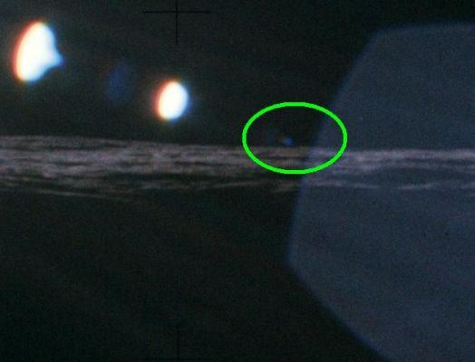 AS 12-46-6769 (HR) - Blue Flare or reflections?
Una nuova (piccola-piccola) "Blue Flare" illumina il cielo al di sopra del Surveyor Crater? No.
In questo frame, la Blue Flare è solo un'illusione. Anzi, ad essere precisi, essa è la porzione terminale di un photoartifact ricorrente nelle immagini Up-Sun (controluce) che viene comunemente identificato come "effetto prismatico". Un effetto prismatico che diventa ancora più accattivante - ma ingannevole! - a causa della sfuocatura della fotografia.

Caption originale:"116:27:03 MT - Rightward of 6768. Frame from Pete's 8 o'clock pan showing the deep shadow on the eastern wall of Surveyor Crater and, as indicated in a detail, the sunlit solar panels of Surveyor III. Compare with the corresponding frames from Pete's 12 o'clock pan, AS 12-46-6741, and his 4 o'clock pan, AS12-46-6746. Note that Pete mistakenly took these pans at 15-foot focus rather than 74-foot focus".
Parole chiave: Lunar Surface - Panorama - Lights Effects