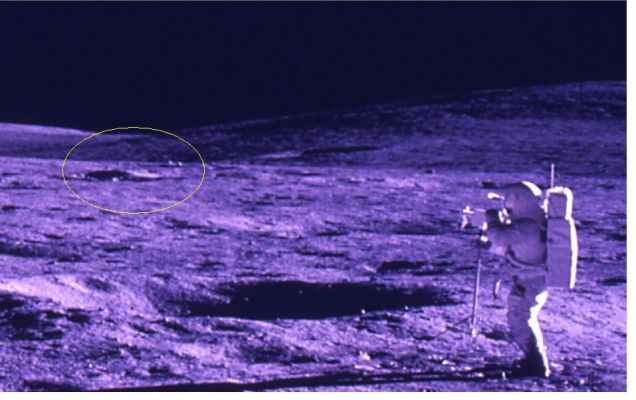 AS 14-66-9301 - New Discoveries near the "Blue Flare"? (1)
Che la problematica di Cone Crater e della “Blue Flare” avesse incontrato il favore e l’interesse di molti Lettori lo sapevamo. Adesso però, grazie al bellissimo (ed acutissimo) contributo del nostro Amico, il Dr Gino Sartarelli, abbiamo il piacere di proporVi una nuova lettura del frame AS 14-66-9301.
Una lettura, a nostro parere, interessante, ben formulata e, pur nel suo essere controversa e controvertibile (come, del resto, è controverso e controvertibile il 99% dei Lavori che Vi proponiamo), assolutamente accattivante ed estremamente plausibile.

Ma lasciamo parlare il Dr Sartarelli:“...Sul Frame AS 14-66-9301 Voi (Lunar Explorer Italia) dite che l'Astronauta tenta in qualche modo, forse, di filmare la "Blue-Flare" che gli sta di fronte. 
Questo, fin da principio mi sembrava un argomento un po' troppo spiccio, considerato che l'assetto della telecamera che l'Astronauta stava cercando di puntare non mi convinceva circa il suo effettivo target. 
D’altronde, con tutto quel florilegio di "presenze", sopra ed intorno a lui, io vedevo invece un puntamento ozioso, almeno in apparenza, generalmente rivolto all'orizzonte. 

Tuttavia, data per scontata l'intelligenza (certamente superiore) dell'Astronauta ed il tipo di missione – sicuramente non di “ordinaria amministrazione”... – di cui egli era stato investito, il ripresa di un semplice "panorama" non poteva e non doveva essere l'oggetto massimo del suo desiderio.
E allora? E allora, guardando BENE, ho distinto una porzione “intrigante” di orizzonte, sulla quale intravedevo diretta l'attenzione del Nostro Amico. 
Ho effettuato qualche elaborazione e delle valutazioni, ed ora ecco due immagini: una, la prima, rappresenta il particolare da me considerato per valutare quanto sopra (e con cerchiata in giallo la porzione “intrigante” di paesaggio da me individuata) e la seconda che rappresenta un ingrandimento di quella porzione.

Un ingrandimento dal quale ho estrapolato alcune considerazioni:

1) Considerando i due massi posti sulla Dx dell'ingrandimento, in corrispondenza della due frecce VERDI, insistono due "Oggetti" in verticale, uno dei quali (quello di Dx) taglia nettamente l'ombra lasciata dai massi. 
Da ciò ho dedotto che questi due "Oggetti" dovrebbero essere non solo VERTICALI, ma anche INDIPENDENTI, vista la continuità del terreno Lunare che esiste nel loro mezzo. L’altezza di queste “colonne” mi sembra che possa essere quanto quella dell'Astronauta, se non di più, considerando la prospettiva.

2) Alla Sx delle supposte "colonne", indicate da frecce BIANCHE, vi sono tre "sagome", stranamente quasi equidistanti. Con l'ingrandimento si vede che, almeno in apparenza, esse non hanno attinenza con il terreno, sembrano orientarsi verticalmente ed essere, secondo uno "sconto" prospettico meno apparente, più prossime all’Astronauta di quanto si possa intuire attraverso un mero ingrandimento fotografico.

3) Indicata dalla freccetta ROSSA evidenzio una incongruenza di luci. A circa mezza altezza dell'ingrandimento, sulla Sx, si nota la porzione illuminata di cratere e, sulla Dx, l’ombra proiettata dal suo bordo. Di fianco a questa ombra, però, io vedo un'altra luce: vedo un rilievo (o un “oggetto”) luminoso che poggia sul terreno.

4) La freccia VIOLA indica "qualcosa" che, sul frame, anche ingrandito, SEMBRA il terreno illuminato antistante la Luce strana di cui sopra, ma che, nel mio ingrandimento, rivela tutta la sua INCONGRUENZA con la morfologia dell’intera area ripresa. Ho ripetutamente visionato il frame, punto per punto, così da verificare che io non stessi a tirare fuori elementi da "speculatore invasato", ma a me sembra di vedere una sorta di “protuberanza”, una continuazione della struttura apparente che a malapena si intuisce.

5) La freccia arancione, lo ammetto, è un piccolo (ma serissimo, credetemi) guizzo speculativo per una apparente strana esposizione che non ha trovato alcuna conferma in questo frame e, se non ricordo proprio male, in altri dello stesso tipo.

Chiudo con una domanda: perché a riprendere questa scena MERAVIGLIOSA si è scomodato anche un altro Astronauta (e cioè quello che sta riprendendo il “campo lungo”? 
La mia impressione è che, "sulla Terra", serviva un documento obiettivo circa il merito, le dimensioni e le distanze di tutto quello che il primo Astronauta (quello più vicino all’Anomalìa) stava riprendendo. 
E quindi mi chiedo ancora: si è mai avvicinato il Nostro Amico a quella porzione da me ingrandita, stando ai frames che possediamo? Ebbene, io credo proprio di no!”.

Parole chiave: Lunar Surface - Extremely Controversial