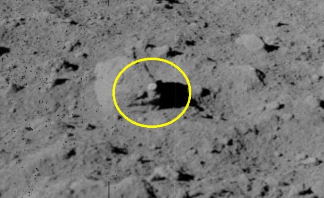 AS 15-82-11091 (HR) - There's "something" on that rock...
Cerchiatura Gialla: evidentemente "qualcosa" è "poggiato" sull'angolo anteriore Dx della roccia cerchiata, ma che cosa sia (un rilievo originale della roccia, un oggetto estraneo od un vizio dell'immagine - quest'ultimo davvero poco probabile) è impossibile dirlo. 
Da notare anche in questo caso come l'ombra che si diparte dal rilievo è incongrua con lo sviluppo superficiale (e cioè la forma) del rilievo stesso.
I puntini neri che costellano, in particolare, la porzione Sx del frame sono tutti photoartifacts (vizi di emulsione della pellicola o micro-macchie).
Parole chiave: Lunar Surface - Extremely Controversial