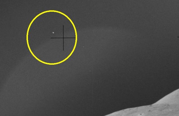 AS 15-82-11120 (HR) - Star-like Object
In casi come questi (e ne vedremo ancora) lo stretching del frame non è di beneficio alla comprensione: l'oggetto, vagamente oblungo, che è stato cerchiato dal Dr Barca può essere qualsiasi cosa. Per aiutarci nella interpretazione del frame, tuttavia, possiamo considerare questo: l'alone bianco la cui circonferenza esterna sfiora il corpo anomalo è un effetto prismatico. Questo significa che i raggi del Sole, sia pure solo in maniera marginale, hanno interferito con la ripresa e ciò fa ricadere questo frame nella classe degli Up-Sun (controsole). Perchè questa precisazione? Per escludere l'eventualità che si possa trattare di un stella o, comunque, di un corpo celeste: se nella fotografia lunare le stelle sono un tabù (vero sino ad un certo punto), nel caso di fotografia lunare "Up-Sun" le stelle, effettivamente, NON si possono vedere. Dunque il corpo cerchiato NON è una stella.

Inoltre, le sue caratteristiche esteriori - post stretching dell'immagine - ci portano altresì a ritenere che NON si tratti di un photoartifact.
Come vedete, ora sappiamo - con un discreto margine di certezza - che cosa l'oggetto NON è e questo, credeteci, è già un grandissimo risultato...
Parole chiave: Lunar Sky - Star-like Objects