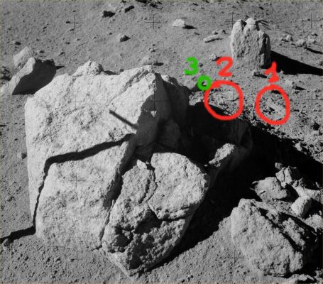 AS 16-108-17698 - Anomalous Surface Features (context image-HR)
Cerchiate in Rosso ed ancora una volta individuate dal nostro Carissimo Amico, Sig. Casimiro Canobbio, due configurazioni superficiali a dir poco curiose e, molto probabilmente inesplicabili.

Nella prima (1), una linea scura - molto netta e definita - scorre su una piccola area libera da asperità e che pare essere costutuita da semplici polveri (simili a ceneri vulcaniche) leggermente compresse. 
Nella seconda (2), un "disegno" sulla superficie o, comunque, una traccia (una sorta di "<", inclinata di circa 135° rispetto all'Osservatore) che ha ben poco di naturale.
Ed infine, cerchiato in verde (3), un photoartifact.

Qualche spiegazion su 1 e 2? Andiamo a vedere i dettagli...
Parole chiave: Lunar Surface - Extremely Unusual Surface Feature - Possible Artifact