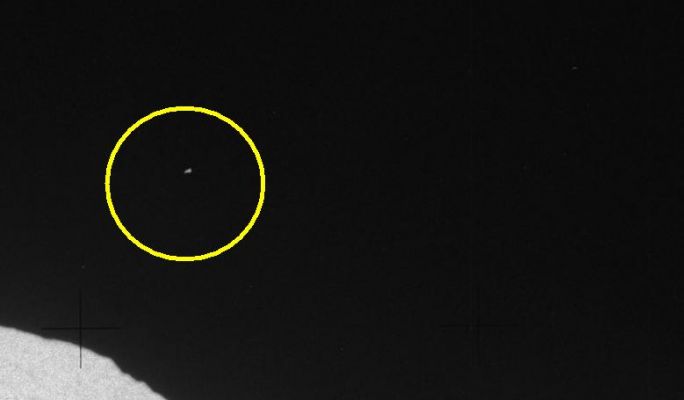 AS 16-106-17323 (HR) - Star-like Object?
I commenti svolti per AS 106-17283, devono essere ripetuti anche per questo dettaglio del frame 17383. Non è una stella, nè un Corpo Celeste Maggiore (CCM); non pare un photoartifact e non ha nulla di "terrestre". Di che si tratta?

La NASA ci dice (!) che:"...167:19:05 MT. Charlie took a series of portrait photos of a white boulder at Station 11", e cioè nulla. Certo, l'oggetto principale del frame è un "white boulder" ma, come ci insegna il Buon Senso, le immagini sono fatte di un Main Target (e cioè quello che viene ripreso in primo piano) e di "n" "Subsidiary Targets" (e cioè, ad esempio, lo sfondo, i dettagli latistanti, sottostanti e sovrastanti al Main Target; i dettagli cosiddetti "minori"; i riflessi - quando ci sono - etc.).
La NASA, agendo - da un punto di vista formale - perfettamente, ci dà (quasi) sempre qualche indicazione sul Main Target; purtroppo però non ci dà MAI alcuna indicazione in ordine ai Subsidiary Targets.
Come quello di questo frame e di tantissimi altri.

Purtroppo, noi non possiamo aggiungere nulla di più, se non l'invito (che rivolgiamo da sempre ai nostri Lettori) a "guardare cercando di vedere".
Parole chiave: Lunar Sky - Star-like Objects