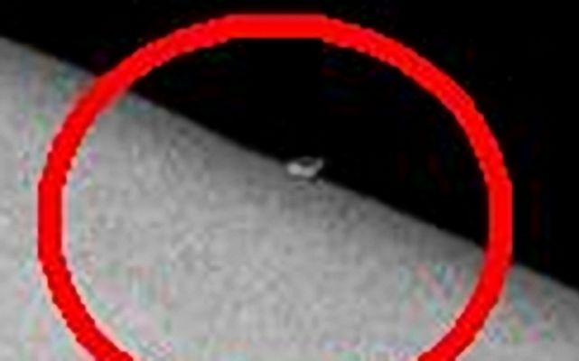AS 17-135-20586 (extreme detail mgnf) - What's up there?!?
Un'immagine incredibile, non credete? 
E pensare che c'è un congruo numero di Scienziati (!), Ricercatori (!) e Divulgatori (!) che ancora pensa che sulla Luna non ci sia "...nulla di davvero interessante...".

Un plauso al Dr Barca per aver selezionato un numero impressionante di frames controversi ed un plauso al Dr Foschini per le splendide (oltre che suggestive) elaborazioni "senza ritocchi" (solo ingrandimenti).



Parole chiave: Lunar Surface - Hills - Possible Anomaly
