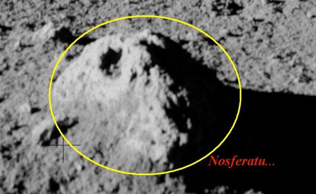 AS 17-136-20771 - Nosferatu
Scusateci il riferimento un pò "gruesome" ma...Guardate bene questo dettaglio isolato dal Dr Barca e poi, una volta superata la sorpresa, diteci Voi stessi: questa "unusual surface feature" ricorda o non ricorda il volto di una "creatura umanoide", con la bocca aperta e dei denti aguzzi che incutono un certo timore?!?

Antropomorfizzazione, certo: ma...Nosferatu è lì, e ci sta guardando!
Parole chiave: Lunar Surface - Extremely Unusual Surface Feature