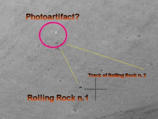AS 17-136-20812 (HR) - Rolling Rocks
Una traccia evidente sul fianco della Collina Lunare ed una roccia scura che proietta una piccola ma ben definita ombra: riteniamo che la piccola roccia in questione possa essere l'autrice della striscia (Rolling Rock n. 1). Più a Dx, un'altra traccia di rotolamento che si perde fuori quadro e che dovrebbe essere stata creata da un'altra roccia che però in questo frame non si vede (Rolling Rock n. 2).
Gravity Wasting, piccolo sisma, ejecta o semplici "inviti ad andarsene"? Giudicatelo Voi.

Più in alto, un possibile artefatto fotografico (semplice sensazione, poichè non abbiamo elementi decisivi per escludere che si tratti di un oggetto reale).
Parole chiave: Lunar Sky - Possible Anomaly and Gravity Wasting Features