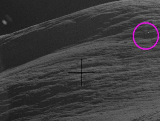 AS 17-136-20816 (HR-context image) - High Albedo Feature
Una nuova sferetta argenta sta risalendo (o sta abbassandosi?) lungo il morbido pendìo di questa collina Lunare, oppure si tratta solo di una roccia che, come dicono alla NASA, presenta una superficie "highly reflective" e cioè dall'albedo elevata?

Da questa immagine è impossibile dirlo, tuttavia - anche aiutandoci con un piccolo programma per l'ingrandimento dei frames - l'impressione che ne ricaviamo è quella di un oggetto "estraneo" alla superficie della Luna. Un piccolo oggetto sferico che non ci dà affatto l'impressione di essere una roccia dalla superficie particolarmente lucida, levigata e riflettente.

Ancora - comunque - un'ottima intuizione del Dr Barca.
Parole chiave: Lunar Surface - Extremely Unusual Surface Feature - Possible Anomaly