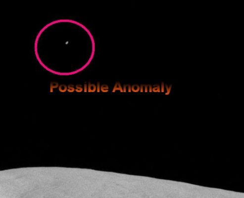 AS 17-136-20855 (HR) - Unidentified Flying Object
Inequivocabilmente l'oggetto cerchiato dal Dr Barca NON è un photoartiact. 
Che cos'è? Ovvio: un Oggetto Volante Non Identificato (e sfidiamo tutti i fenomeni dal CICAP a dire che la terminologia OVNI è "ingannevole" - lo è solo per chi vuole vedere a tutti i costi cose che non ci sono e/o che, se ci sono, non si vedono). 

Magari - conoscendo quei "burloni" di Astronauti - si tratta di un martello, o di una pinza, o chissà che cosa...
Parole chiave: Highly Controversial Frame - Apollo Series