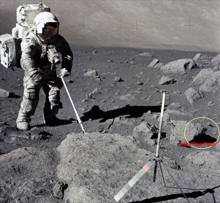 AS 17-145-22157 - Nice picture, but bad "patchwork" (context image)
Nella Galleria delle (possibili/probabili) Anomalìe Lunari realizzata dal Dr Gianluigi Barca, un nuovo gioiello di fascino ed ambiguità: il frame, in sè, è davvero bellisimo - per qualità e nitidezza - ma, nella Cerchiatura Gialla, si nasconde la solita trappola...
Il dettaglio è percepibile anche a dimensioni normali, ma esso emerge in tutta la sua evidenza nel detail mgnf che segue: si tratta di una chiara ed impossibile squadratura della porzione superiore Sx (Dx dell'Osservatore) del rilievo posto sull'estrema Dx del frame.

Il rilievo è "patchato" (patch ----> pezza, toppa) e l'ombra che proietta è anch'essa "patchata" (e scusateci questi neologismi italo-inglesi...). Le ragioni della "pezzatura" - ovviamente - sono ignote.
Parole chiave: Lunar Surface - Extremely Unusual Surface Feature - Possible Tampering