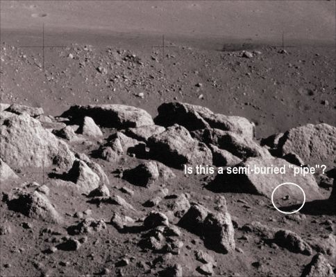 AS 17-145-22180 - The "pipe" (context image-HR)
Sempre selezionato dal Dr Barca, questo dettaglio ci lascia perplessi e sconcertati tanto quanto l'altro rilievo che avevamo battezzato "Fiore di Luna". Ma se il Moonflower, magari facendo qualche sforzo, può essere compreso ed anche razionalmente spiegato (senza scomodare "Alien" e compagnia bella) facendo ricorso alle teorie che spiegano la formazione delle rocce ignee (e senza dimenticare i cosiddetti "estrusi"), in questo caso siamo nuovamente spiazzati.

Come il dettaglio magnificato del frame successivo Vi mostrerà in maniera che riteniamo essere alquanto convincente, il rilievo in oggetto pare a tutti gli effetti la porzione superiore di un tubo parzialmente interrato.


Il Geologo Jack Schmitt si è guardato bene dal dirci qualcosa in ordine alla possibile natura di questi rilievi e quindi, secondo noi, è difficile - guardando solo una fotografia - tentare/azzardare una spiegazione di questa tipologia di rilievo senza correre il rischio di dire una stupidaggine di dimensioni realmente "planetarie"...Non credete?!
Parole chiave: Lunar Surface - Extremely Unusual Surface Feature - Possible Artifact