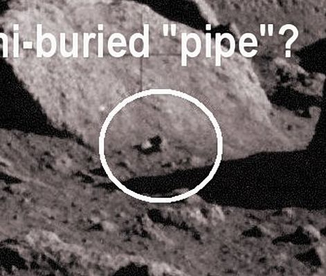 AS 17-145-22180 - The "pipe" (detail mgnf-HR)
Cha altro dire? La sensazione che sulla Luna ci sia davvero qualcosa di antico ed abbandonato (?) non è più tanto lontana dal nostro modo di vedere, ma c'è una differenza enorme fra noi e la "visione" della Luna di Hoagland&C. 
Quale? 
Che il Prof. Hoagland, quando ha parlato di "Lunar Artifacts", lo ha fatto "al buio" ed analizzando (molto alla buona...) qualche frame orbitale e pochissimi frames ottenuti sulla superficie; Lunar Explorer Italia, invece, grazie al grandissimo lavoro dei suoi (pochi ma eccezionali!) Ricercatori, si sta facendo un'idea - e la sta proponendo a Voi - che utilizza, per sostanziarsi, il Metodo Empirico. 
Un Metodo che, per definizione, è difficilissimo da questionare nella sua sostanza: noi analizziamo il materiale esistente e poi, se e quando vediamo "qualcosa", ve lo proponiamo così com'è, senza censure e senza operare valutazioni aprioristiche. Un Metodo che non ci rende certo famosi, ma che nel Tempo, forse, ci potrà rendere Giustizia (o almeno così vogliamo credere...).
Parole chiave: Lunar Surface - Extremely Unusual Surface Feature - Possible Artifact