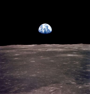 AS 11-44-6553 - More than a light? (context image)
Dopo un lungo periodo di silenzio siamo lieti di pubblicare sulle nostre pagine l'ultimo Lavoro - che è davvero molto bello e sarà sicuramente fonte di controversie - svolto del nostro carissimo Amico e Socio, Fabio Italiano. L'immagine di base (context) è famosa: si tratta di un frame Apollo il quale si inserisce in una serie di riprese della Terra mentre "sorge" dall'oscurità. Il dettaglio controverso si trova quasi a ridosso dell'orizzonte lunare, sulla estrema Dx del frame. 
I successivi detail mgnf che il bravissimo Fabio ci propone non risolvono, naturalmente, il problema del "che cosa stiamo guardando" ma, se non altro, ci servono per svolgere alcune riflessioni che da tempo non operavamo.

Innanzitutto, dobbiamo rammentare a tutti i Ricercatori come agli Appassionati che la prima (e forse la più vasta collezione di Anomalìe Spaziali) ci arriva dagli Apollo Files i quali, anche se sono in tanti a parlare di UFO, di Anomalìe, di Strutture Effimere e di Strutture Controverse, NON SONO STATI MAI presi in esame in maniera dettagliata, razionale e facendosi uso di un metodo di analisi aperto al confronto. O meglio, questo lavoro di "Ricerca, Analisi & Catalogazione" lo sta facendo Lunar Explorer Italia da qualche anno (grazie anche all'aiuto di tanti Amici e Soci come Fabio Italiano, Lorenzo Leone, Massimo Granzo ed altri) ma, a quanto vediamo, sono davvero pochi quelli che lo conoscono e lo valutano.

In secondo luogo, l'analisi delle immagini era e rimane un'analisi, in sè, incompleta in quanto, prima di poter arrivare a dei risultati significativi occorre effettuare innumerevoli confronti fra le presunte Anomalìe e Singolarità individuate così da potersi arrivare ad escludere, con ragionevoli margini di certezza, la classificazione, all'interno delle due summenzionate macro-classi, di semplici sviste od image-artifacts.

In terzo luogo le nostre Analisi, per quanto approfondite ed accurate possano essere, nel silenzio degli Enti Spaziali di riferimento (i quali se ne guardano bene dall'entrare in discussione su queste tematiche) rimangono - purtroppo - degli "elementi deboli".

E allora? A chi giova questo nostro "comune sforzo"? Ebbene noi crediamo che il Lavoro che viene riportato sulle nostre pagine, in un modo o nell'altro, serve a tantissime persone, poichè si tratta di un Lavoro svolto con Metodo ed in Buona Fede. Servirà ad alcuni per iniziare una ricerca; ad altri per integrarla e/o completarla e ad altri ancora per trovare spunti di riflessioni e motivi di interesse riguardo ad un Mondo (anzi: un Universo!) il quale, nonostante tutto e tutti (ivi inclusi gli Scienziati Conservatori, gli Pseudo-Divulgatori, i Disinformatori ed i Contro-Informatori veri e propri), continua a dimostrarsi infinito, sconosciuto ed estremamente affascinante.

Grazie quindi a Fabio Italiano e Grazie - di cuore - a tutti coloro che ci aiutano, ci seguono e ci supportano.
Parole chiave: Star-Like Object - Controversial