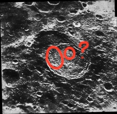 Lunar Surface from ZOND-6
Cerchiatura Rossa (Sx): si vede una striscia scura (simile ad una landing strip) che si diparte da un rilievo anomalo ed indefinito (in basso, accanto al punto verde). 
Può trattarsi di un effetto ottico derivante dalla non buona qualità del frame così come potrebbe essere un photoartifact. O magari, perchè no?, un'effettiva Anomalìa di Superficie.

Cerchiatura Rossa (Dx): evidenziamo un rilievo (un cratere?) decisamente più luminoso dei rilievi circostanti (high albedo?) il quale ci sembra di più essere un qualcosa di sovrapposto al paesaggio piuttosto che una parte di esso. 
Valgono comunque, anche in questo caso, le medesime considerazioni svolte in precedenza.
Parole chiave: The Moon from orbit - possible Surface Anomaly