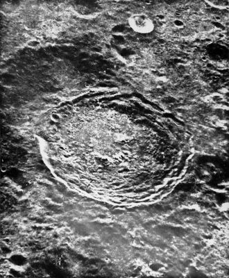 Lunar Surface from ZOND-6
La qualità del frame migliora ed i rilievi anomali...svaniscono. Era dunque ingannevole il primo frame mentre questo è "genuino", o viceversa?!?... In ogni caso ci sembra che qualcosa, fra le due immagini, sia cambiata.

Verificate Voi stessi.

Note originali:"A crash landing on Earth flattened and broke open the film canister, but 52 photographs were recovered with some degree of laceration and fogging. Only a few fragments of Zond-6 images have been published. (...) Poor print quality, not film damage, is the reason for the low quality of some of the existing Zond-6 frames".
Parole chiave: The Moon from orbit - Craters