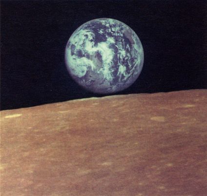 Setting Earth, from ZOND-7 (2)
Zond-7 photographed the Earth on August 9, 1969, and performed two photo sessions at the Moon on August 11, 1969. It shot 35 pictures with the SKD camera and 300 mm objective, on 5,6 × 5,6 cm frames of color and panchromatic film.

Come definire i risultati fotografici di Zond-7? Giudicate Voi stessi: sono, a nostro parere, delle immagini splendide e di una qualità così alta da far impallidire i miseri e scialbi fotogrammi ottenuti dalla Sonda ESA SMART-1 la quale, dopo tante chiacchiere e promesse di scoperta e divulgazione (promesse, ad oggi, NON mantenute), sembra già essere piombata - con merito - nel dimenticatoio...
Parole chiave: Earth & Moon, from space