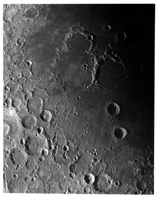 The surface of the Moon, from ZOND-7 (1)
nessun commento
Parole chiave: The Moon from orbit