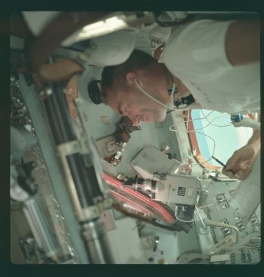 AS 07-04-1559 - Working inside the Spacecraft
nessun commento
Parole chiave: Astronauts - Walter Cunningham