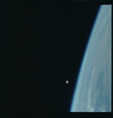 AS 09-19-2951 - Floating Away...
nessun commento
Parole chiave: Postcard from Apollo 9