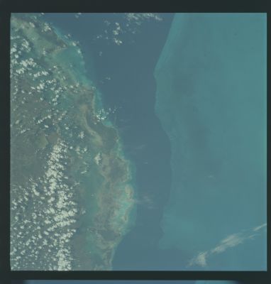 AS 09-22-3343 - Coast-line and (small) clouds
nessun commento
Parole chiave: The Earth from orbit