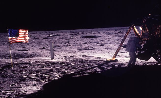 AS 11-40-5886 - Armstrong on the Lunar Surface
110:31:47 MT - Rightward of 5885. This frame from Buzz'a plus-Z pan is the only good Hasselblad picture of Neil on the lunar surface.
Parole chiave: Postcard from the Moon