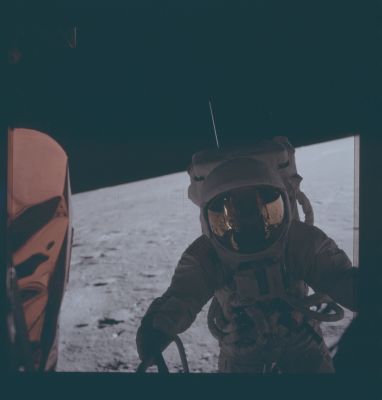 AS 12-46-6716 - Down the ladder, on to the Moon
Parole chiave: Astronauts on the Moon - Conrad