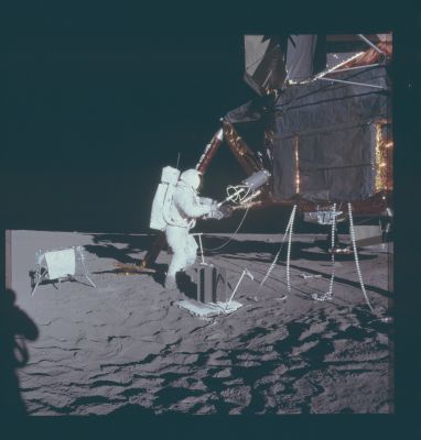 AS 12-46-6789 - Lunar Worker
Caption NASA originale:"116:43:38 MT - Alan Bean is fitting the fuel-element exraction tool onto the fuel element. The HTC is behind him on the left and the landing radar and radar shield are on the bottom of the LM to the right".
Parole chiave: Astronauts on the Moon - Bean
