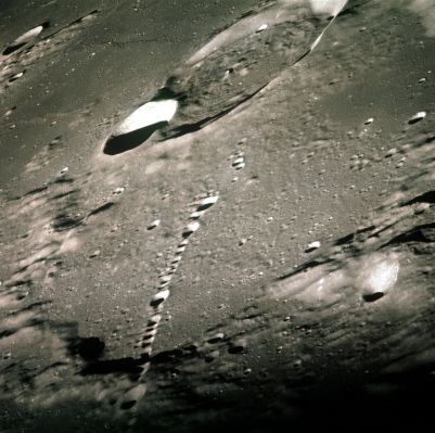 AS 12-51-7485 - The "Davy Chain" of craters
Parole chiave: The Moon from orbit - The "Davy Chain" of craters