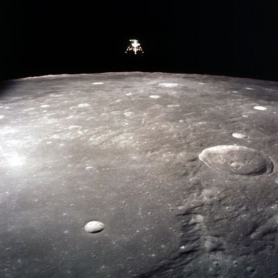 AS 12-51-7507 - Intrepid going to the Moon
Intrepid prior to the descent. The coordinates of the center of the Lunar Surface shown in picture are 4,5° West Longitude and 7° South Latitude. The largest crater in the foreground is Ptolemaeus and the second largest is Herschel. 

19 November 1969.

Parole chiave: The Lunar Module and the Moon