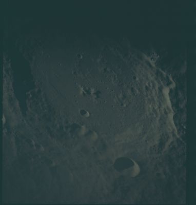 AS 13-60-8611 - Old Impact Basin
Riuscite ad identificare questo bellissimo (ed antico) Cratere Lunare? Assomiglia ad Aristillus, ma non si tratta di Aristillus. 
Il Lunar & Planetary Institute dice che l'immagine è troppo scura ed indefinita. Sarà, ma a noi sembra più che buona per arrivare all'identificazione del rilievo. Volete aiutarci? Scriveteci!
Parole chiave: The Moon from orbit