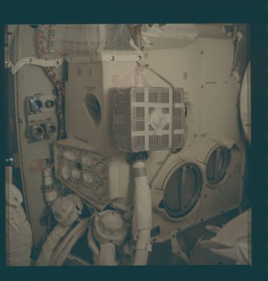 AS 13-62-8929 - The "home-made" Air-Cleaning Device (original frame)
nessun commento
Parole chiave: Inside Apollo 13