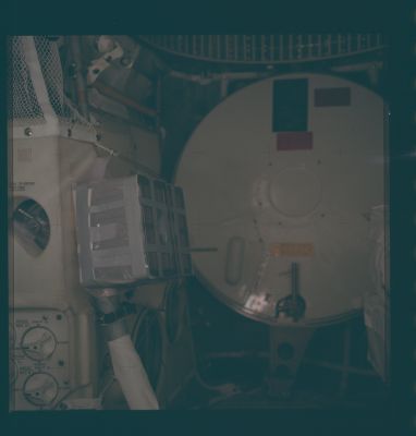 AS 13-62-8936 - The "home-made" Air-Cleaning Device (3)
nessun commento
Parole chiave: Inside Apollo 13